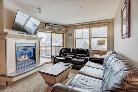 Living Room, Indoors, Furniture, Couch, Fireplace