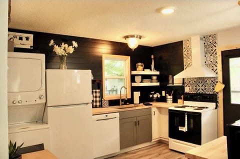 Prep and cook your best culinary creations in the fully equipped kitchen with all the standard major appliances – refrigerator, stove/oven, dishwasher, and microwave.