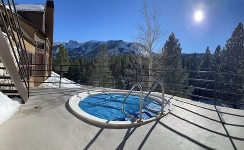 Hot tub with best view in Mammoth