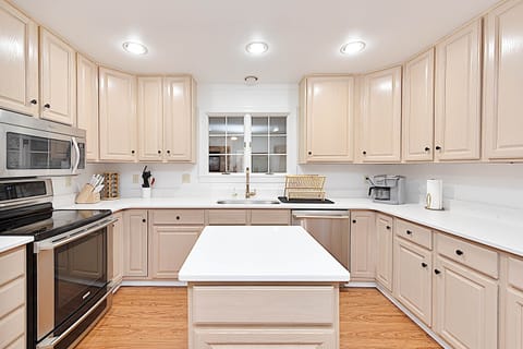 Main Floor Kitchen (1)