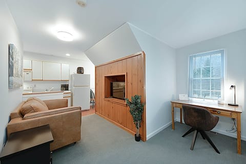 Desk workstation Equipped with High Speed WiFi