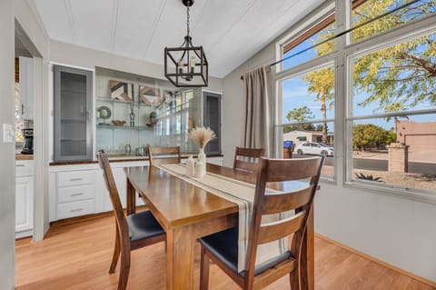 Have a family meal in the dining room with a great view of sunny Arizona. 