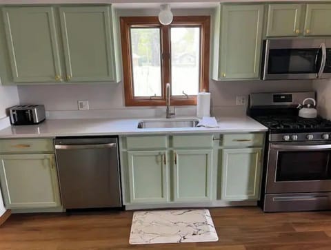 Updated Kitchen & Appliances