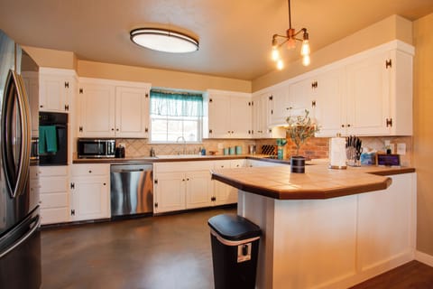 Kitchen | Paper Towels/Trash Bags Provided