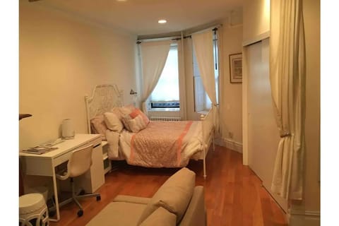 Lovely Comfortable Studio with Full Size Bed . 