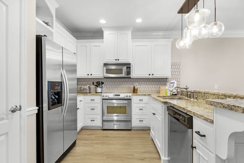 Full kitchen with all you need