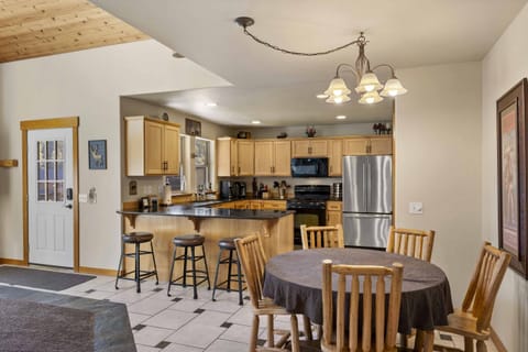 Dining Area | Dishware & Flatware Provided