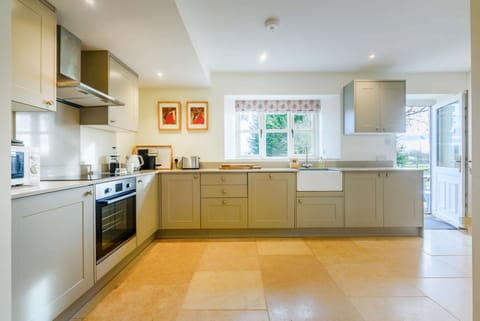 2 Manor Farm Cottage Kitchen - StayCotswold