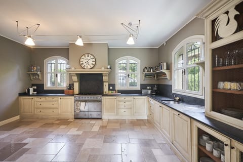 Large villa with tennis court and walking distance to the old town in Mougins