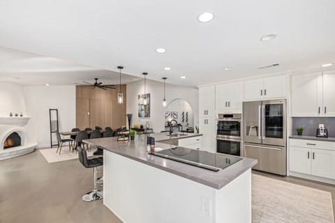 Elelectric cook top with retractable venth