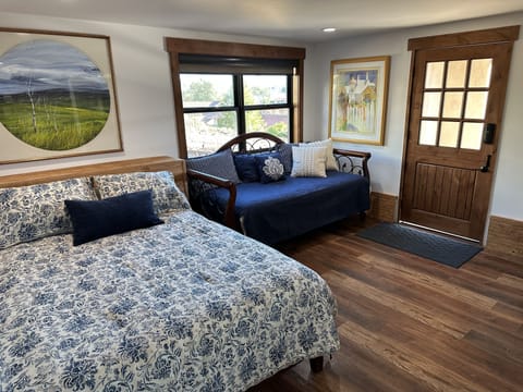 Queen master, twin/third bed on right