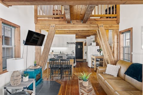 Unique, rustic western cabin design