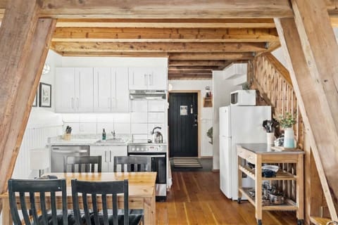 The kitchen and dining area makes cooking easy