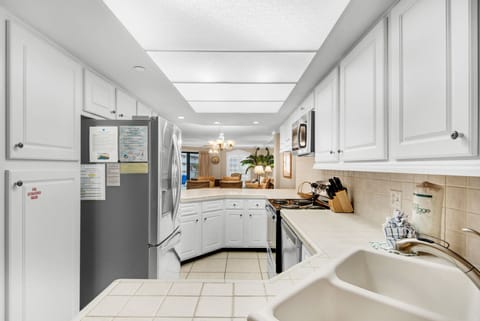 Full kitchen has all you need