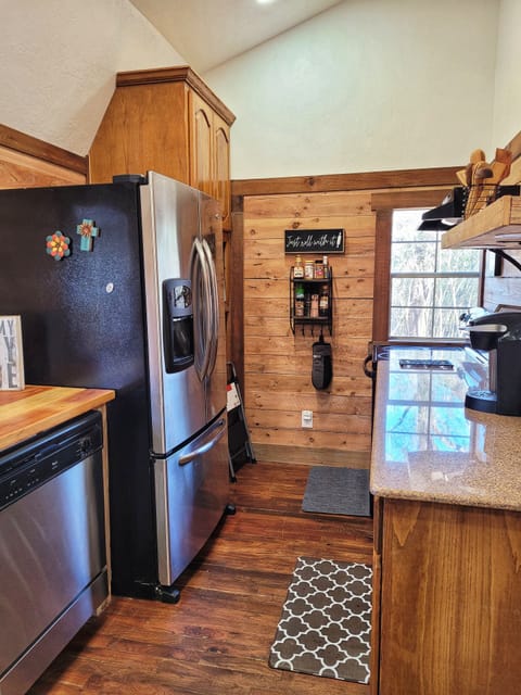 Full kitchen complete with dishwasher