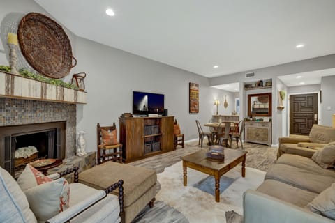 Cozy living room w/sleeper sofa for 2.