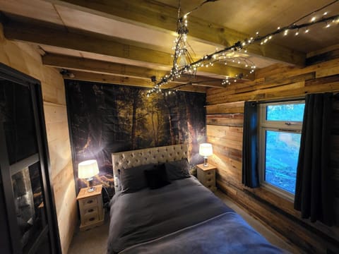 Master bedroom kingsize bed