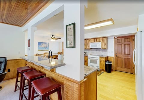 Breakfast bar, main level