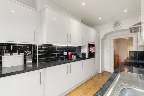 Tenby Apartment with Parking