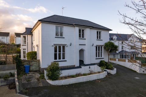 Tenby Apartment with Parking