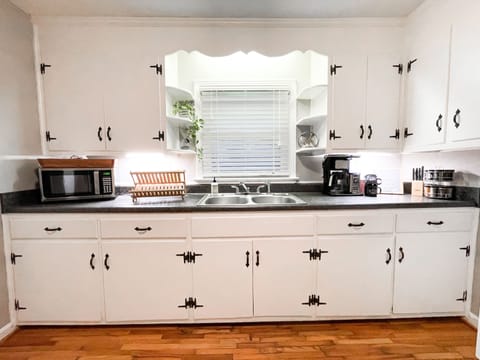 Full kitchen with stove/oven/full size fridge. Drip coffee maker + ground coffee