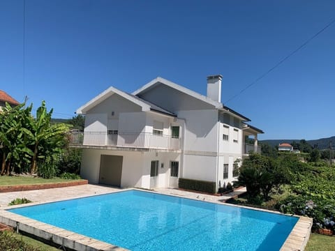 Esta não é uma piscina, mas uma fonte. 