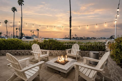 Outdoor Oasis: Unwind by the firepit with stunning sunset views over the beach. Perfect for gatherings!