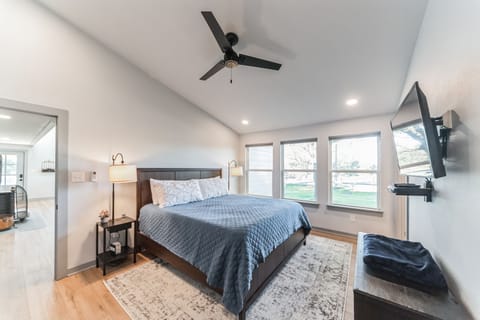 Primary en-suite with king bed