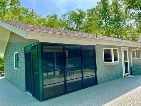 Screen room on wrap around deck