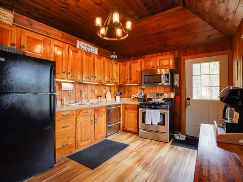 Fully stocked kitchen with dishwasher, stove/oven, refrigerator