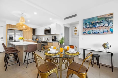 Picture yourself cooking meals in this bright, open kitchen while your group gathers around the island, then settling into the cheerful dining nook for conversations over coffee.