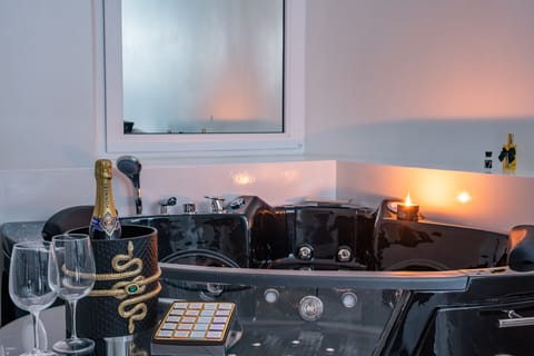 Indoor spa tub