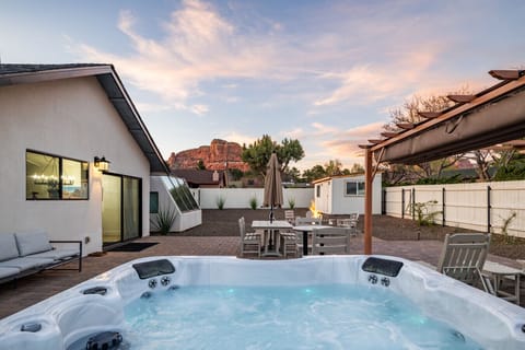 Can't beat the red rock views from the 4 to 5 person, sparkling clean hot tub, perfect for night-time rejuvenation and star gazing!