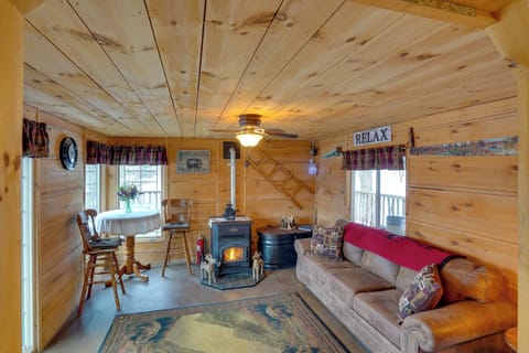 Earlton Vacation Rental | 2BR | 1BA | 980 Sq Ft | 2 Exterior Stairs