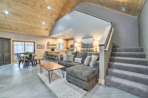 Living Room | Free WiFi (300 Mbps) | Smart TV | Central A/C & Heating