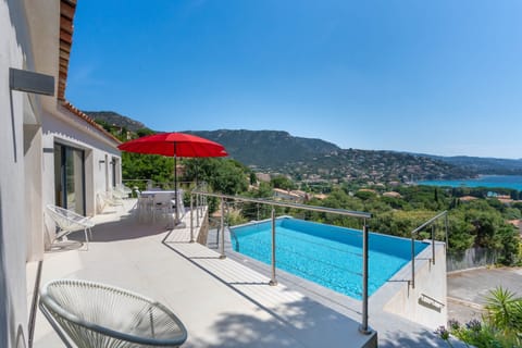 Vue extérieur avec piscine villa Seaside Lavandou Saint-Clair