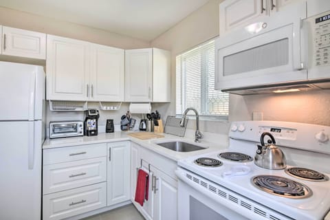 Kitchen | 1st-Floor Unit | Easy Access to I-95 | 1 Mi to Downtown