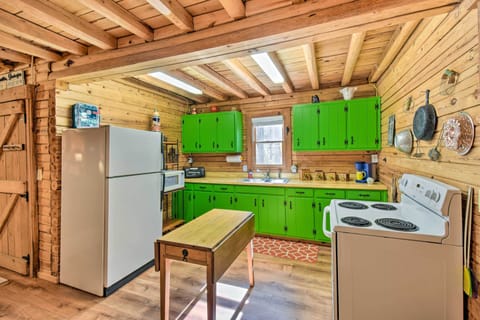 Kitchen | Cooking Basics | Keurig | Paper Towels & Trash Bags Provided