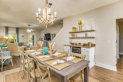 6 seater dining room table w/ beverage station