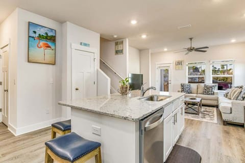 Full Equipped Kitchen w/ Island & barstools