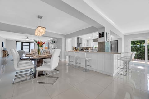 Dining table for 6 plus 6 countertop chairs.