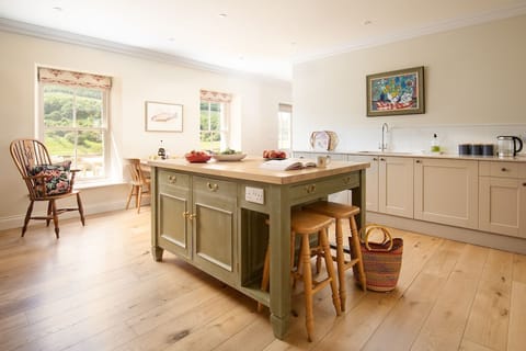 Housedon Haugh - the sunny and bright country kitchen