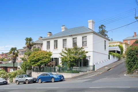 Devonshire House is peacefully nestled within footsteps of North Hobart’s trendy eateries and a 10-minute wander to the Hobart CBD