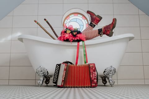 Our wonderful bath!  Does not come with the morris dancer!