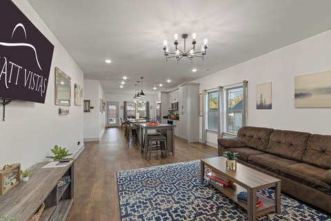 🏡Nature🏡 Open Concept Living Room with 65" 4K Flat Screen & Board Games (2)