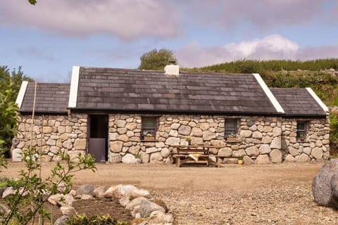 'An Nead' Artisit's Bangor-slate roof cottage