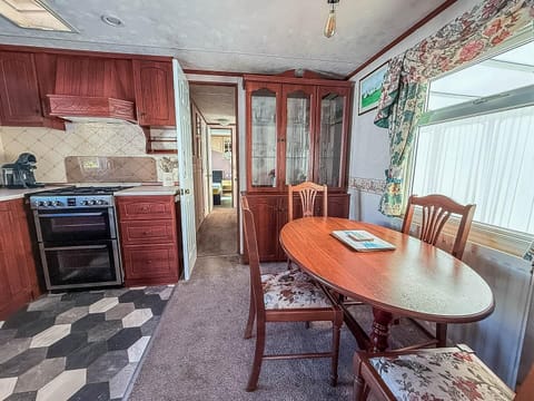 Discover the charm of Lincolnshire with a last-minute family holiday at Parkdean Resorts Southview Holiday Park Skegness, offering comfortable caravans with a cosy kitchen area and easy access to Skegness beach England.