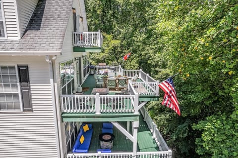 "Clean, comfortable, tons of space, it felt like we were in a big tree-house! We had a rainy weekend and still had plenty of fun. Loved the hot tub and sauna for our rainy weekend as well." (Megan, May 2025)