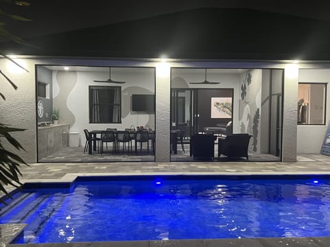 Outdoor oasis! Table for ten, outdoor kitchen, brand new tv and fans.