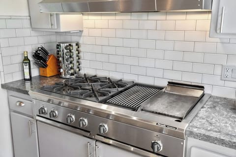 4-burner stovetop with indoor grill and griddle top.